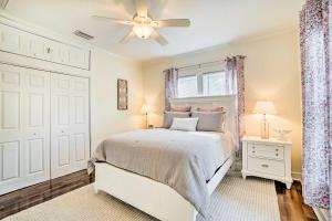 1 dormitorio con cama blanca y ventilador de techo en Historic Tarpon Springs Abode about 3 Mi to Beach, en Tarpon Springs