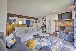 sala de estar con sofá y chimenea en Grand Lake Condo with Views Less Than 2 Mi to Town!, en Grand Lake
