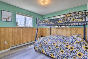 1 dormitorio con 1 litera en una habitación en Grand Lake Condo with Views Less Than 2 Mi to Town!, en Grand Lake