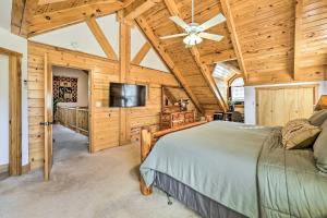 um quarto com uma cama e uma ventoinha de tecto em Family-Friendly Cabin By Golf Course and Marina em Holiday Island