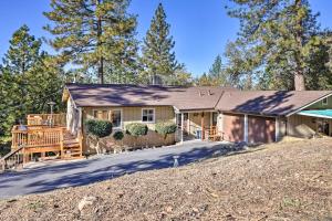 une maison avec une terrasse couverte et une terrasse dans l'établissement Tuolumne Hideaway with Game Room and Mtn Views!, à Tuolumne