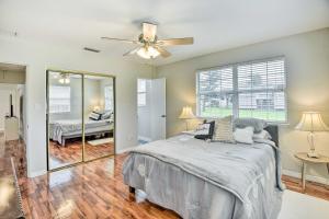 Postel nebo postele na pokoji v ubytování Ormond Beach Home with Yard, Steps to Ocean!