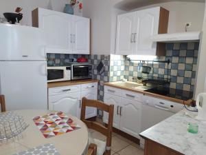 Kuchyňa alebo kuchynka v ubytovaní Villa L'Orée du bois