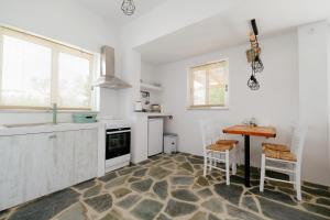Kuchyňa alebo kuchynka v ubytovaní Elia Suites + 37 fotografií
