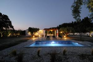 Bazén v ubytovaní Elia Suites alebo v jeho blízkosti