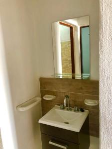 W łazience znajduje się umywalka i lustro. w obiekcie Apart PATRICIA I w mieście San Luis
