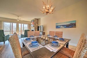 Posezení v ubytování Beautiful Whittier Condo with Deck and Mtn Views!