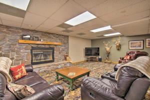 uma sala de estar com sofás e uma lareira de pedra em Idyllic Mt Sterling Retreat with Private Lake! 