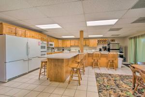 uma grande cozinha com electrodomésticos brancos e armários de madeira em Idyllic Mt Sterling Retreat with Private Lake! 