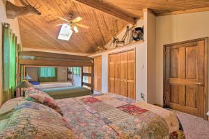 um quarto com uma cama e um tecto de madeira em Idyllic Mt Sterling Retreat with Private Lake! 