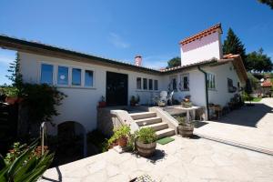 una casa con patio y escaleras delante en Casas Viriatus - Turismo Rural, en Paredes de Coura