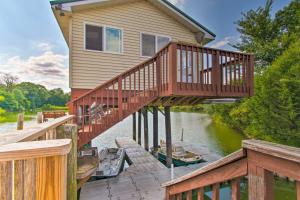 uma casa com um deque num rio com um barco em Idyllic Mt Sterling Retreat with Private Lake! 