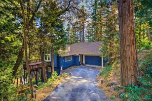 Φωτογραφία από το άλμπουμ του Twin Peaks Cabin Less Than 4 Mi to Lake Arrowhead! σε Twin Peaks