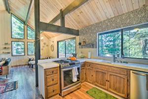 Φωτογραφία από το άλμπουμ του Twin Peaks Cabin Less Than 4 Mi to Lake Arrowhead! σε Twin Peaks