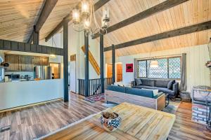 Φωτογραφία από το άλμπουμ του Twin Peaks Cabin Less Than 4 Mi to Lake Arrowhead! σε Twin Peaks