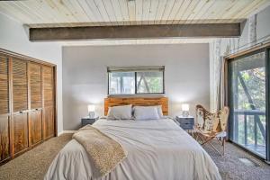 Krevet ili kreveti u jedinici u okviru objekta Twin Peaks Cabin Less Than 4 Mi to Lake Arrowhead!