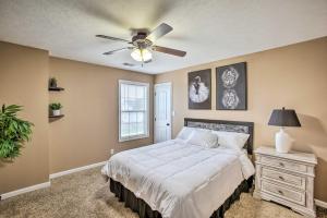 - une chambre avec un lit et un ventilateur de plafond dans l'établissement Clarksville Getaway Near Golfing and Breweries!, à Oak Grove