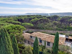 eine Luftansicht eines Hauses mit Bäumen in der Unterkunft Villa Ghislaine in Saint-Tropez