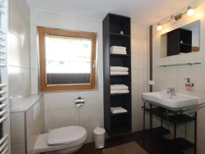 baño con aseo y lavabo y ventana en Kometer App Almrose, en Fendels