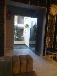 Zimmer mit einer Tür mit einem Stuhl und einem Tisch in der Unterkunft فيلا جراند ماجيك الفندقيه in Kairo