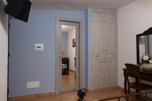 ein Flur mit einer Tür, die zu einem Wohnzimmer führt in der Unterkunft Agriturismo Resort Costa House in Lampedusa