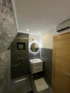 y baño con lavabo y espejo. en Klek 77 Luxury Chalets near Jahorina, 