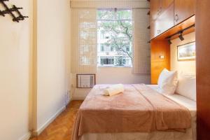 Un dormitorio con una cama con una toalla. en Conforto a 5min da Orla: Copacabana/Ipanema., en Río de Janeiro