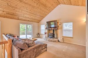 sala de estar con sofá y TV en Cold Springs Mountain Retreat with 2-Level Deck, en Cold Springs