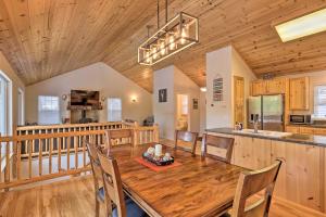 comedor y cocina con mesa de madera y sillas en Cold Springs Mountain Retreat with 2-Level Deck, en Cold Springs