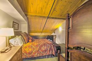 Snug Wintergreen Resort Studio Ski In and Out! tesisinde bir odada yatak veya yataklar