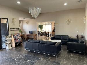 una sala de estar con sofás y una lámpara de araña. en Econo Lodge Inn & Suites Sweetwater I-20, en Sweetwater