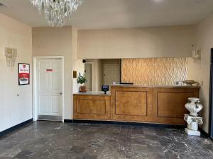 a kitchen with a counter and a chandelier at Econo Lodge Inn & Suites Sweetwater I-20 in Sweetwater