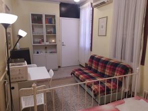 sala de estar con sofá y silla en Exclusive Ca Quadri Apartments, en Venecia