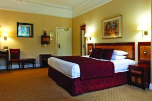 ロンドンにあるグランジ クラレンドン ホテルのホテルルーム内のベッドルーム1室(大型ベッド1台付)