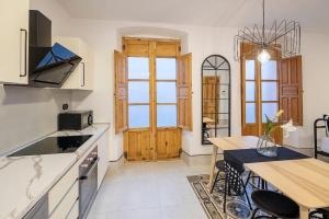 kuchnia ze stołem i jadalnią w obiekcie Piso-Loft COS Jaén Centro w mieście Jaén +6 zdjęć