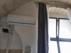 klimatyzator na ścianie obok okna w obiekcie La casa di Carol w mieście Altamura