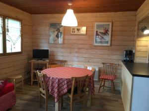 - une salle à manger avec une table et des chaises dans l'établissement Appartement au pied des pistes, à Saint-Lary-Soulan
