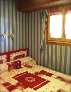 1 dormitorio con 1 cama con edredón en Appartement au pied des pistes en Saint-Lary-Soulan