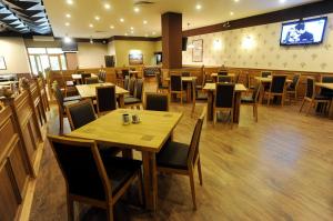 Reštaurácia alebo iné gastronomické zariadenie v ubytovaní Fordan Hotel Pécs