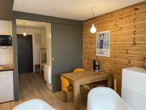 een keuken en eetkamer met een tafel en stoelen bij Appartement avec terrasse in Les Deux Alpes