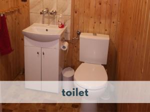 Kúpeľňa v ubytovaní Ferienhaus Marianna am See mit gratis Sauna, Ruderboot, Kajak & WLAN