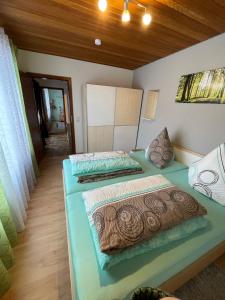 2 Einzelbetten in einem Zimmer mit Holzdecken in der Unterkunft Ferienwohnung Engelmann in Winterberg