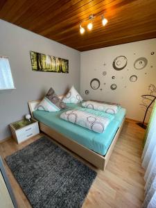 een slaapkamer met een bed in een kamer met houten plafonds bij Ferienwohnung Engelmann in Winterberg