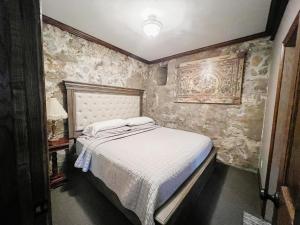 מיטה או מיטות בחדר ב-Galena Inn formerly Victorian Mansion