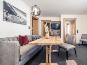 - un salon avec un canapé et une table dans l'établissement Leni Mountain Appartements, à Sölden