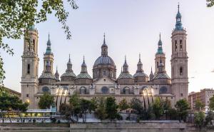 um grande edifício com cúpulas em cima em San Jorge - Ruta Mudéjar em Zaragoza