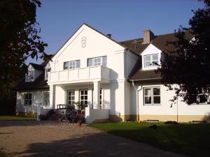 a white house with a driveway in front of it at Moorberghof in Sagau