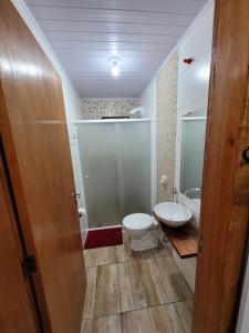 uma casa de banho com um WC e um lavatório em Pousada Pontal da Armação em Penha
