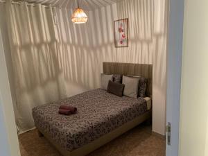Кровать или кровати в номере Sandspa logement avec jacuzzi