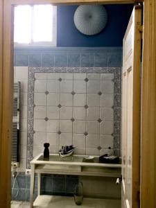 baño con lavabo y pared azul en CHIC e CLASSIC, en Alicante